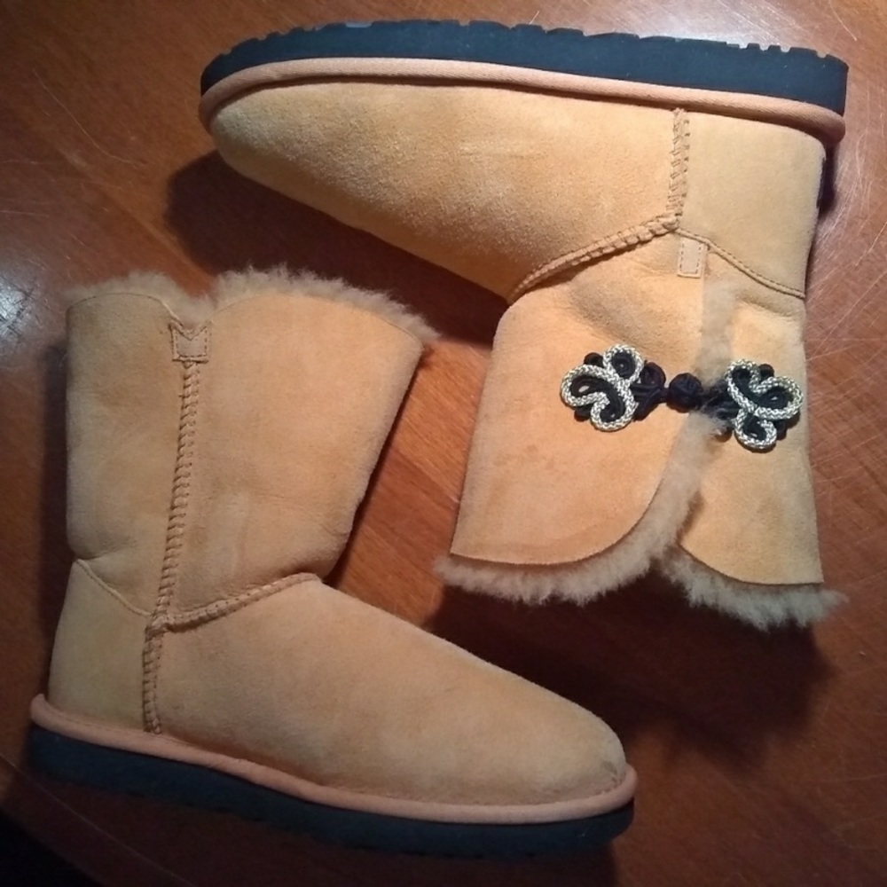 Peachy/orange Uggs!